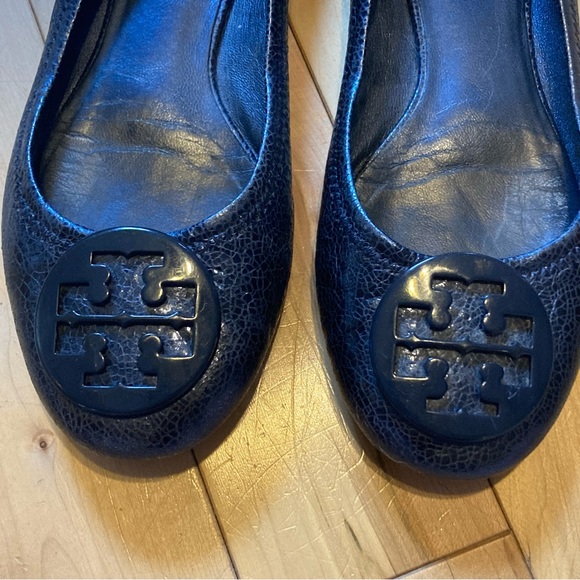 Tory Burch black/gray shiny textured leather flats metal logo size 8.5 - Picture 2 of 8